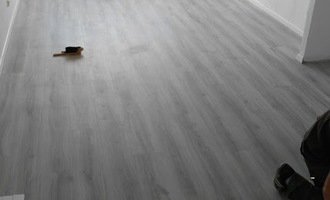 Vyrovnání podkladu a lepení vinylové podlahy