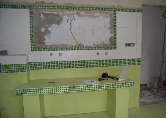 Obložení obývacího pokoje kamenem a koupelny + mozaika 