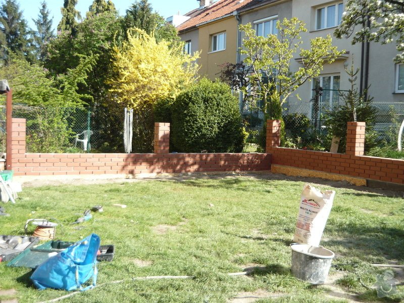 Stavba zděného plotu z cihel Klinker Praha 10: P1050105
