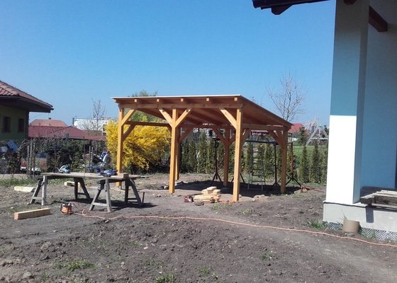 Dřevěná zahradní pergola