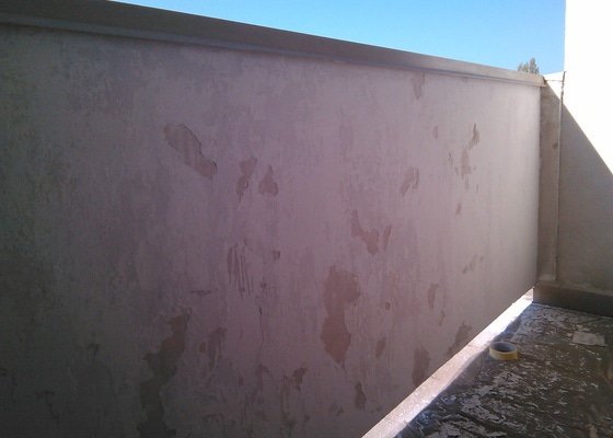 Popraskaná stěna na balkóně - oškrábat a omítnout nebo namalovat