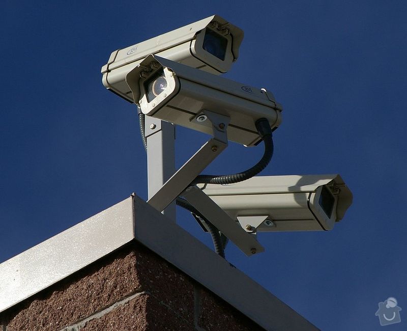 Kamerový systém: 1024px-Three_Surveillance_cameras