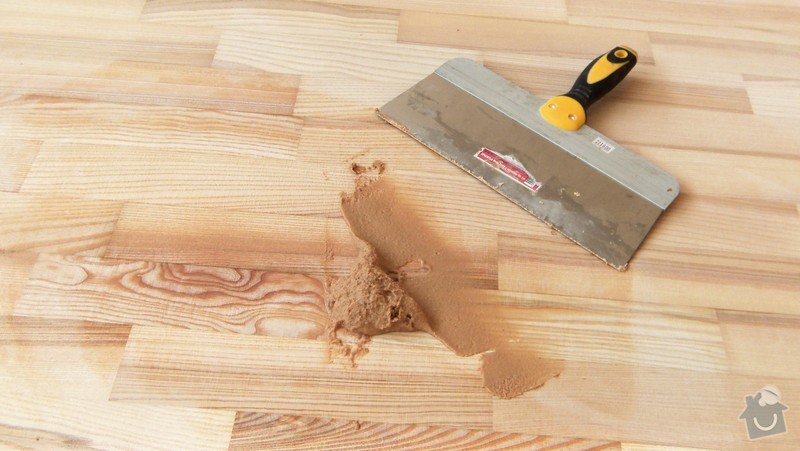 Zbroušení a nalakování dřevěné plovoucí podlahy: 102_3010