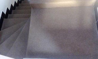 Obložení schodiště keramickou dlažbou - stav před realizací