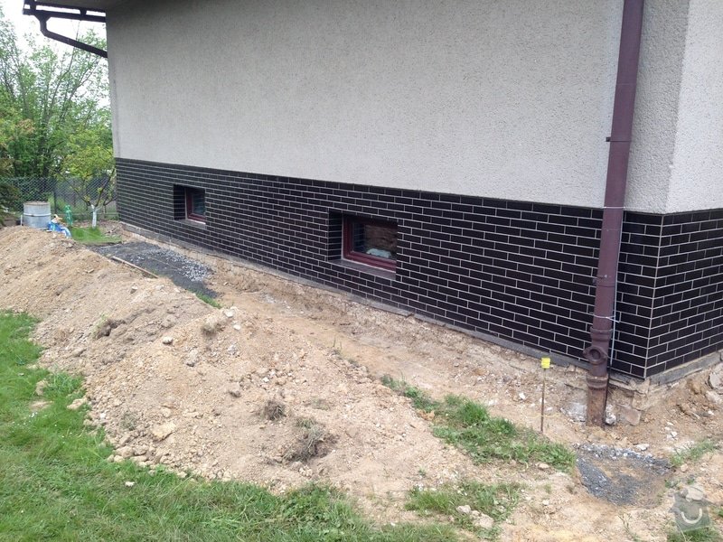 Stavbu chodníků okolo rodinného domu, opravu a úpravu garážového vjezdu: 025