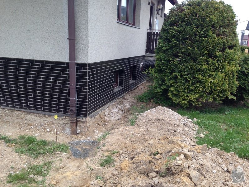 Stavbu chodníků okolo rodinného domu, opravu a úpravu garážového vjezdu: 026