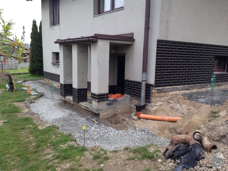 Stavbu chodníků okolo rodinného domu, opravu a úpravu garážového vjezdu: 027