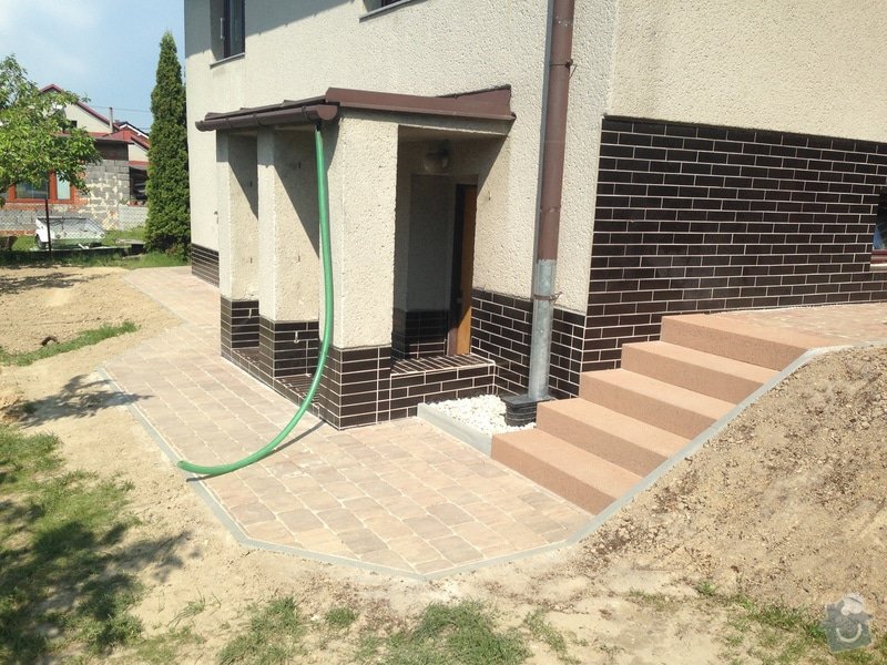 Stavbu chodníků okolo rodinného domu, opravu a úpravu garážového vjezdu: 058