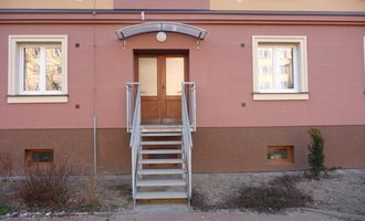 Kovové schodiště k bytovému domu - stav před realizací