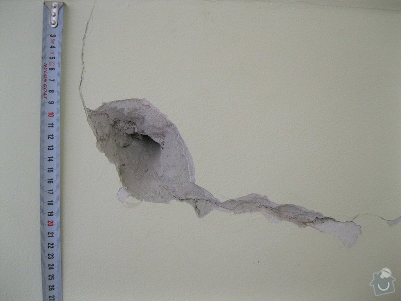 Zedníka na opravu "díry" ve zdi, zadělání drážek od husích krků + další drobné práce: IMG_1798