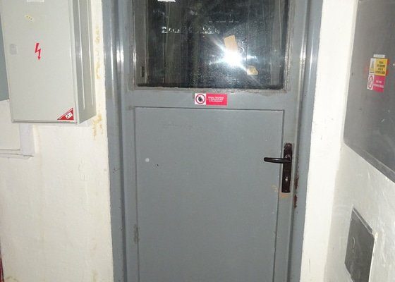 Výměna dveří ve sklepě panelového domu