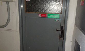 Výměna dveří ve sklepě panelového domu - stav před realizací
