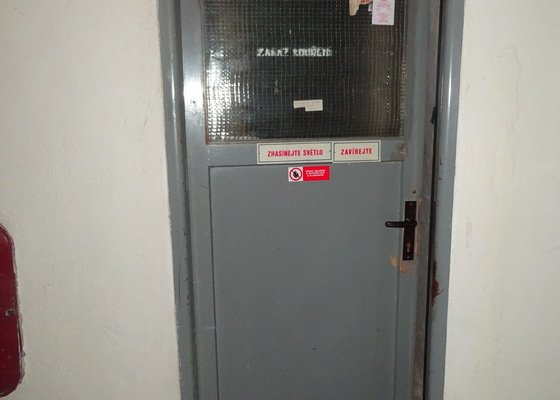 Výměna dveří ve sklepě panelového domu