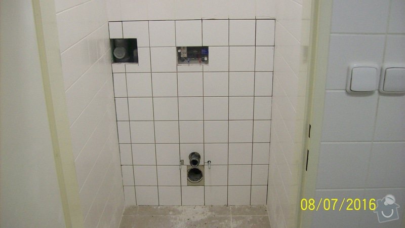 Osazení závěsného WC a obložit 1,5mobkladem: 100_3663