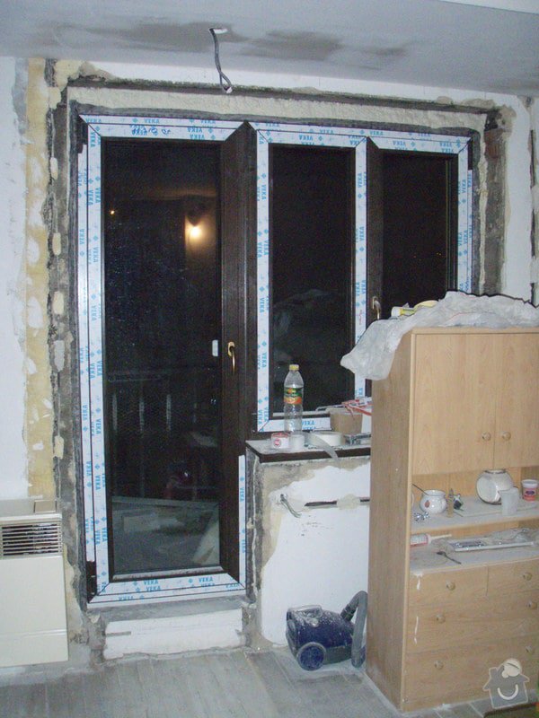 Začištění špalet kolem oken: P1111342