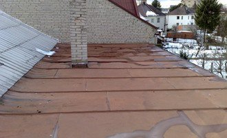 Oprava plechové střechy a kominu - stav před realizací