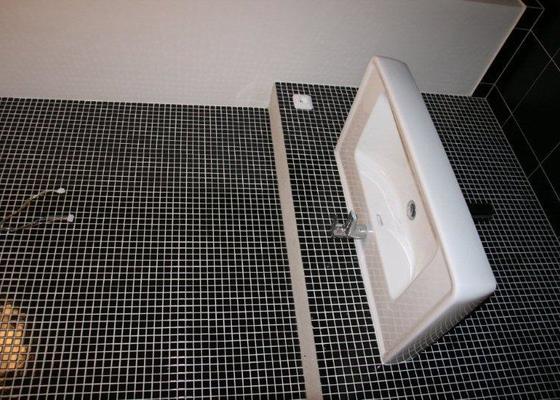 Nábytek do koupelny + instalace topné fólie pod zrcadlo (truhlářské práce, elektroinstalace, obklady) - stav před realizací