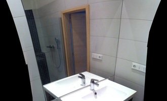 Dvě zrcadla (koupelna, wc)