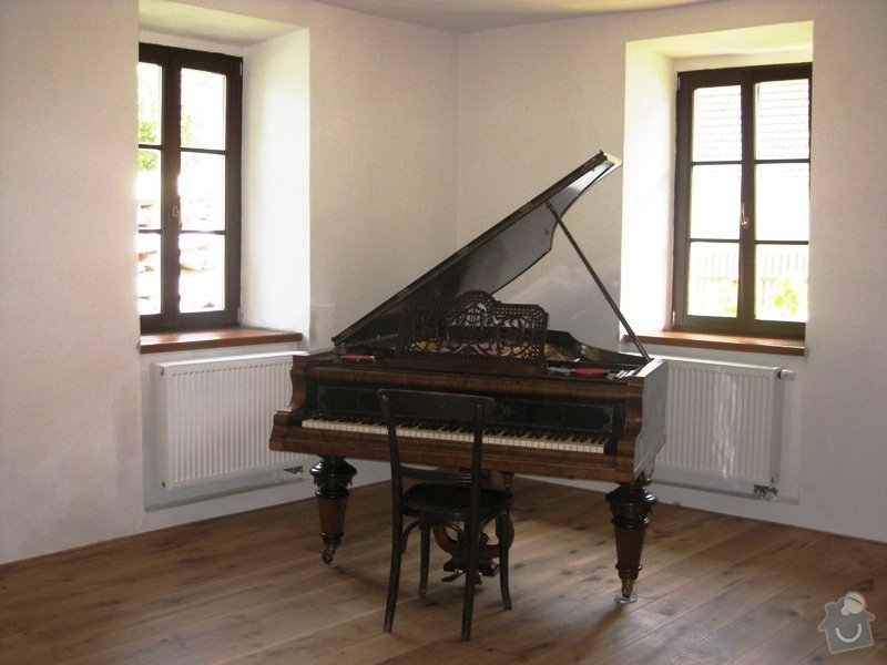 Dodávka a montáž dubové masivní podlahy do rekonstruovaného hostince U Fialů: klavir