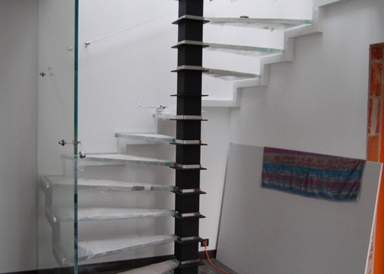 Točité prosklené schodiště