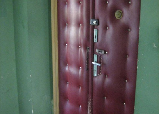 Oprava čalouněných vstupních dveří bytu - stav před realizací