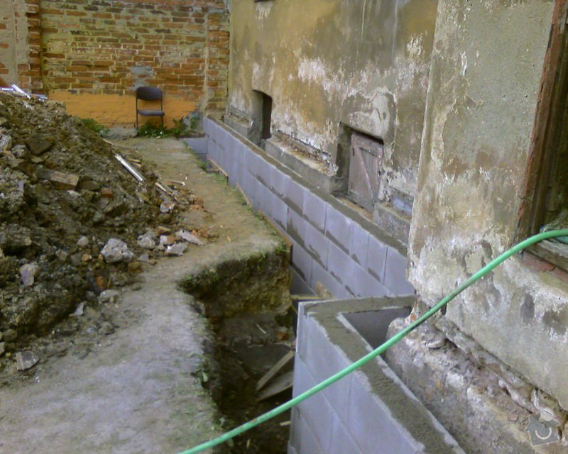 Izolace podurovni terénu domu v četně zbourání starého odpadu a zároven vybudování nového odpadu.: Foto-0084