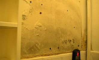 Oprava praskle vodovodni trubky ve zdi