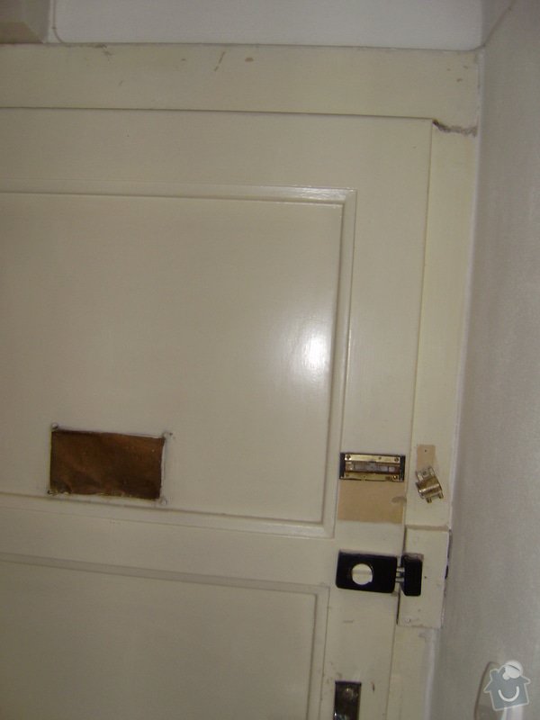 Úprava vstupních dveří do bytu, nové interiérové dveře,- dodávka, montáž, : P6220001