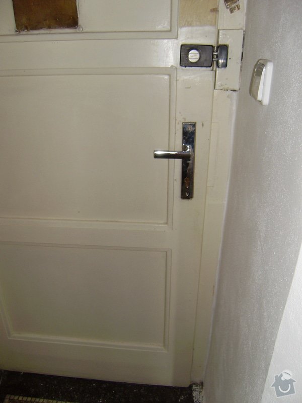 Úprava vstupních dveří do bytu, nové interiérové dveře,- dodávka, montáž, : P6220002