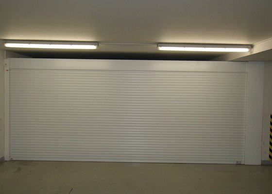 Garážová vrata v podzemní garáži