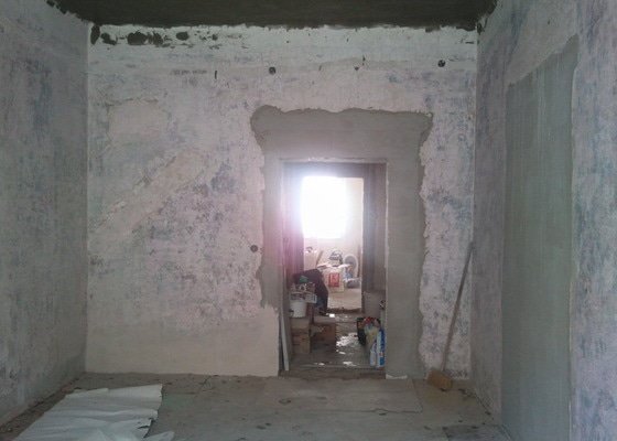 Renovace starých popraskaných omítek, stropů, štukování, 2 místnosti