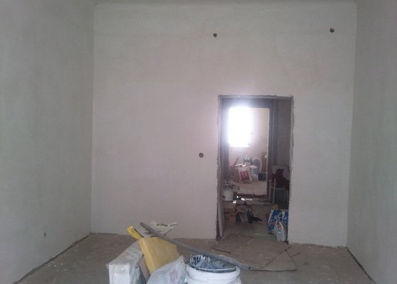 Renovace starých popraskaných omítek, stropů, štukování, 2 místnosti