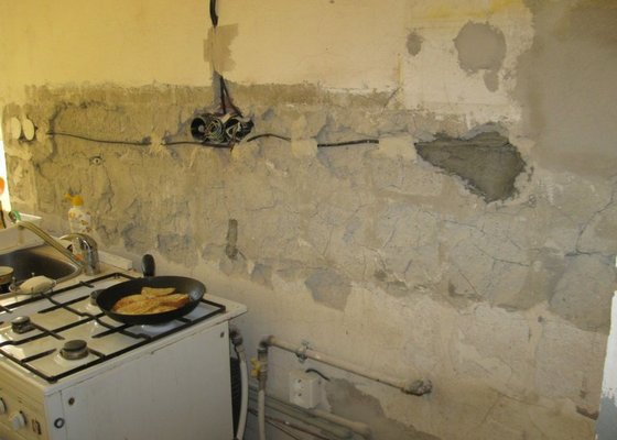 Obklad v kuchyni + dorovnání zdi(cca 2cm hluboké díry) - stav před realizací