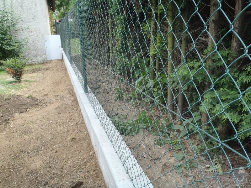 Stavba plotů a podezdívky,pokládka zámkové dlažby: P7280170