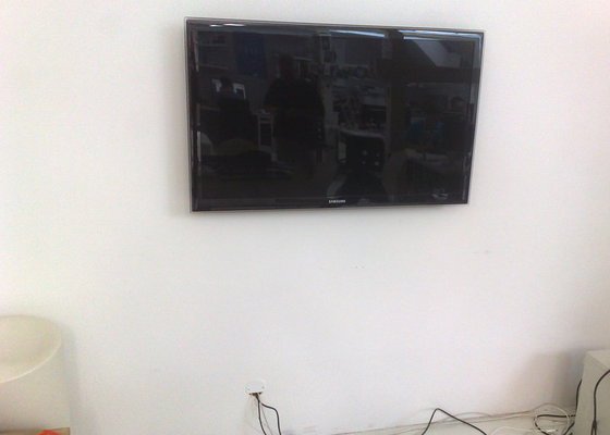 Montáž televize LCD na zeď s náklopným držákem tv.