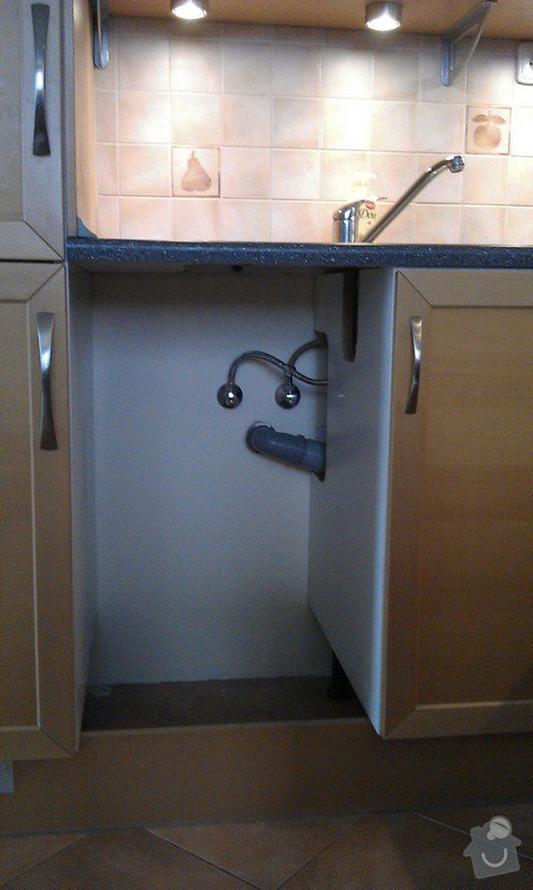 Kuchyň, posunutí přívodu vody : IMAG0878