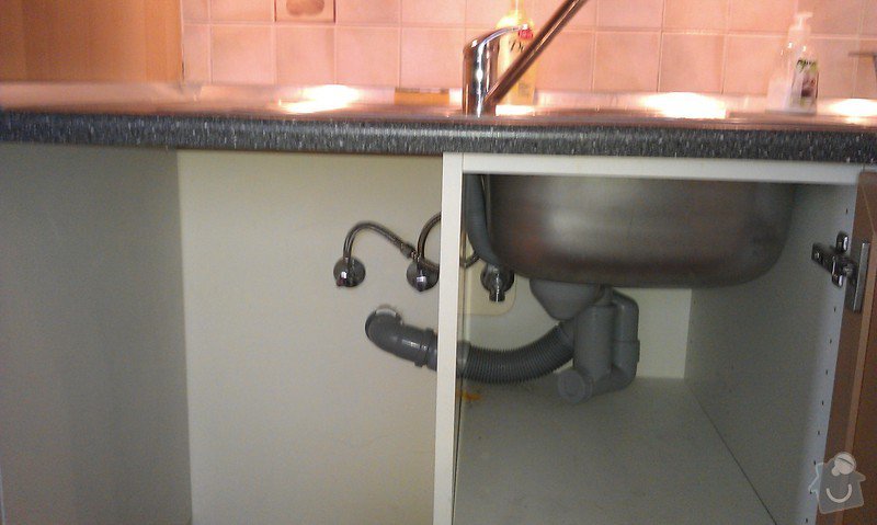 Kuchyň, posunutí přívodu vody : IMAG0882