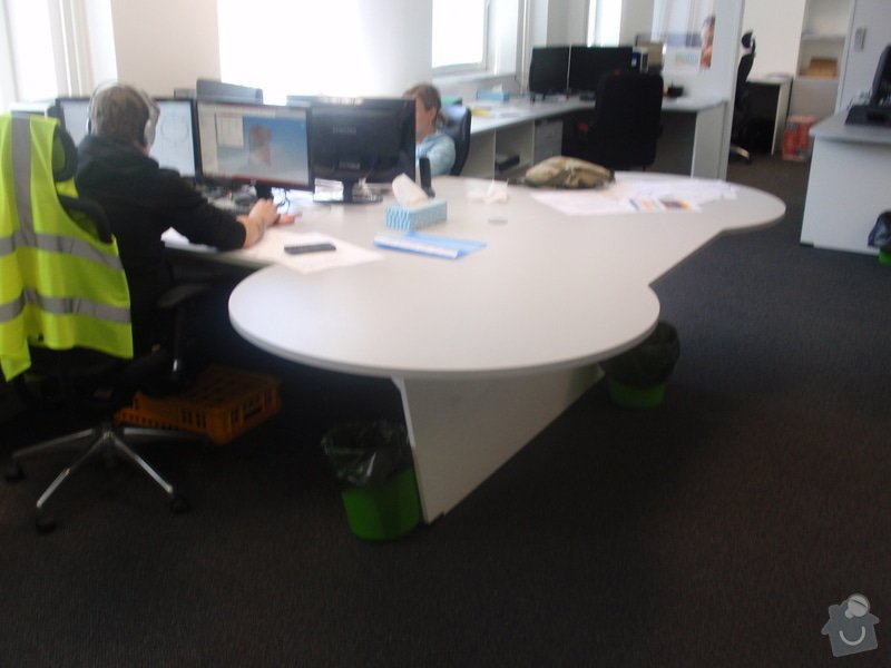 Výroba a montáž kancelářského nábytku + jednacích stolů: P5061537