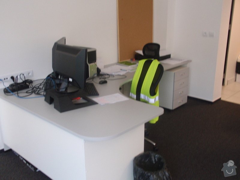 Výroba a montáž kancelářského nábytku + jednacích stolů: P5061539