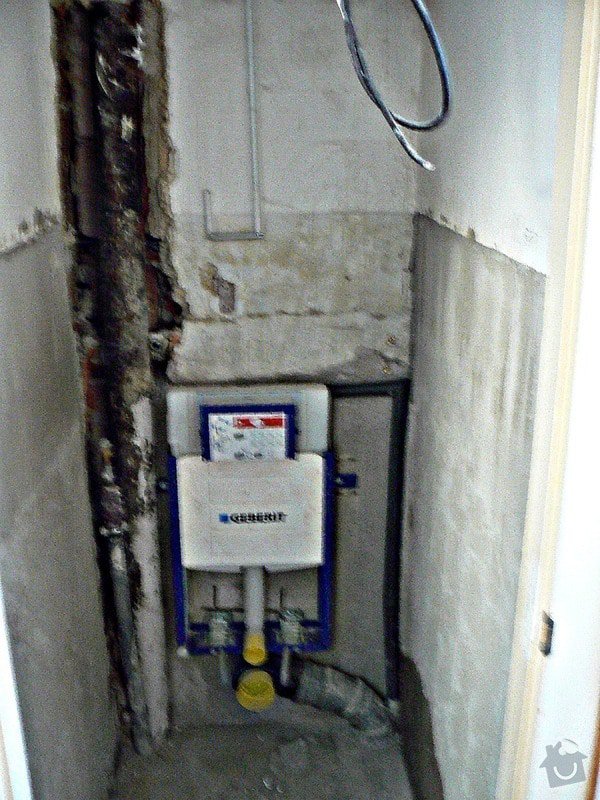 Kompletní rekonstrukce koupelny a WC v cihlovém domě v 6.NP : P1030603_R