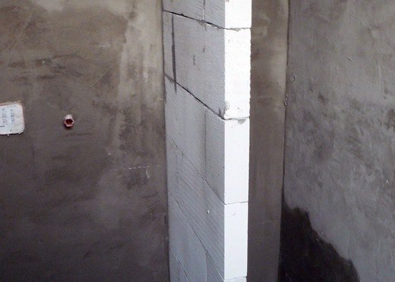 Kompletní rekonstrukce koupelny a WC v cihlovém domě v 6.NP 