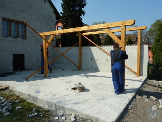 Renovace fasády, zhotovení plotu, zámkové dlažby, pergola: P1040341