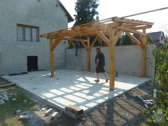 Renovace fasády, zhotovení plotu, zámkové dlažby, pergola: P1040350