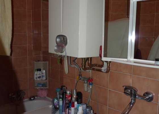 Snížení stropů v koupelně sádrokartonem - stav před realizací