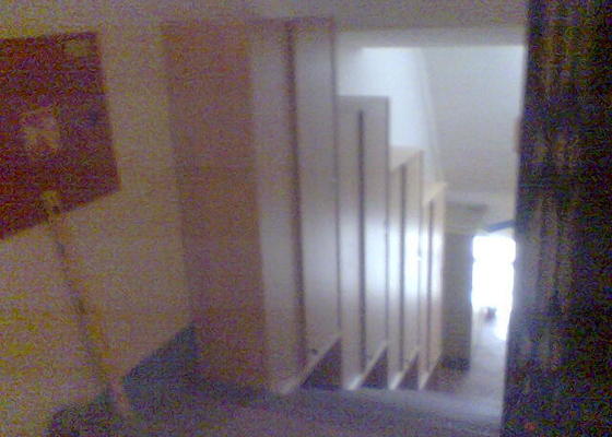 Vestavěná skříň, skříně na schody