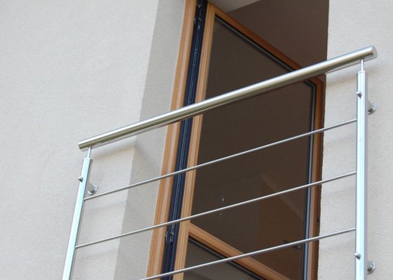 Nerezové zábradlí schodiště a Francouzského okna