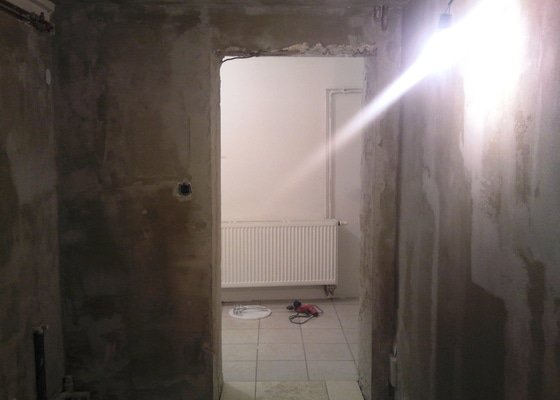 Renovace omítek v chodbě a 1 malé místnosti