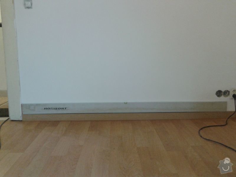 Pokládku laminátové plovoucí podlahy: Podlaha_obyvak_lista_u_dveri