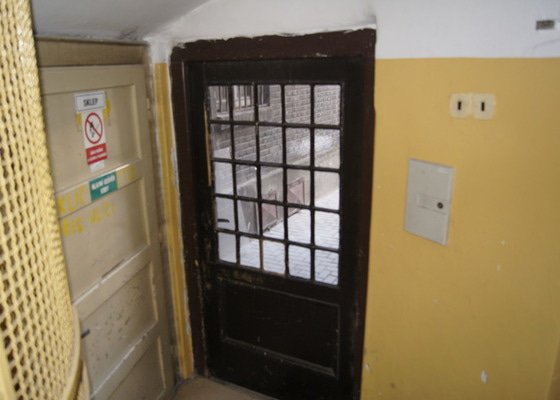 Oprava starých dveří na dvůr - stav před realizací