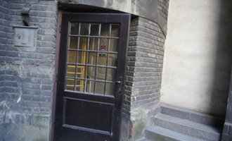 Oprava starých dveří na dvůr - stav před realizací